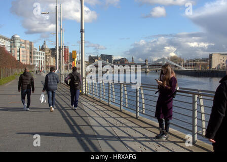 Glasgow Clyde walkway street life cityscape Stock Photo