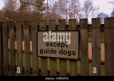no dogs except guide dogs sign on fence Stock Photo
