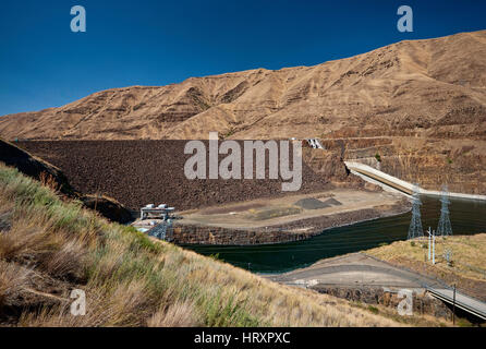 Oxbow Dam, a hydroelectric run-of-the-river rockfill dam on Snake River at Hells Canyon, Idaho side at Idaho-Oregon border, USA Stock Photo