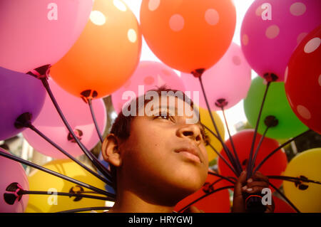 Dhaka, Bangladesh. 05th Mar, 2017. A boy sells balloon at street of Dhaka. Credit: Md. Mehedi Hasan/Pacific Press/Alamy Live News Stock Photo