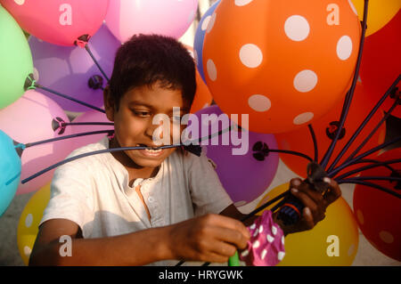 Dhaka, Bangladesh. 05th Mar, 2017. A boy sells balloon at street of Dhaka. Credit: Md. Mehedi Hasan/Pacific Press/Alamy Live News Stock Photo