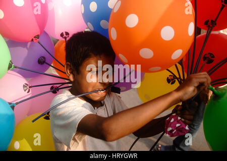 Dhaka, Bangladesh. 05th Mar, 2017. A boy sells balloon at street of Dhaka. Credit: Md. Mehedi Hasan/Pacific Press/Alamy Live News Stock Photo