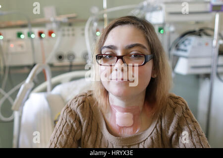Berlin, Germany. 6th Nov, 2016. Sarah Schoenhoff sits in a patient room at the German Cardiology Center (Deutsches Herzzentrum) in Berlin, Germany, 6 November 2016. Schoenhoff received a lung and a liver from an organo donor during a 19-year-old surgery. Photo: Jörg Carstensen/dpa/Alamy Live News Stock Photo