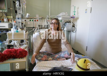 Berlin, Germany. 6th Nov, 2016. Sarah Schoenhoff sits in a patient room at the German Cardiology Center (Deutsches Herzzentrum) in Berlin, Germany, 6 November 2016. Schoenhoff received a lung and a liver from an organo donor during a 19-year-old surgery. Photo: Jörg Carstensen/dpa/Alamy Live News Stock Photo