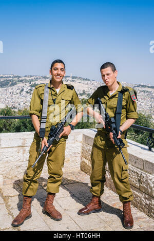 Soldiers of the Israeli Defence Force (IDF) pose while on patrol in Jerusalem, Israel Stock Photo