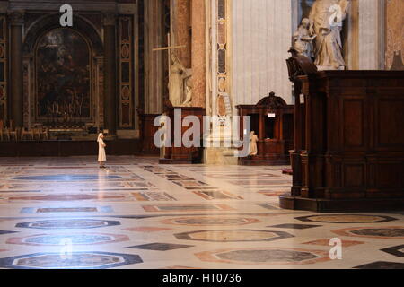 Nuns praying in the Basilica di San Pietro in the Vatican City, Rome Stock Photo