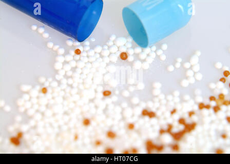 geoeffnete Kapsel, Tablette - open tablet Stock Photo