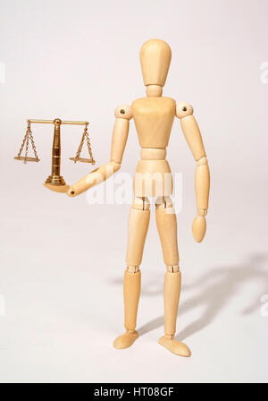 Holzpuppe mit Messingwaage, Symbolbild Gerechtigkeit - jointed doll with scale Stock Photo