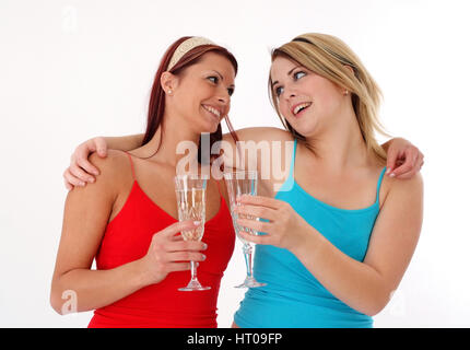 Zwei junge Frauen trinken gemeinsam Sekt - young women drinking sparkling wine Stock Photo