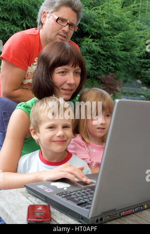 Familie mit Notebook - family using laptop Stock Photo