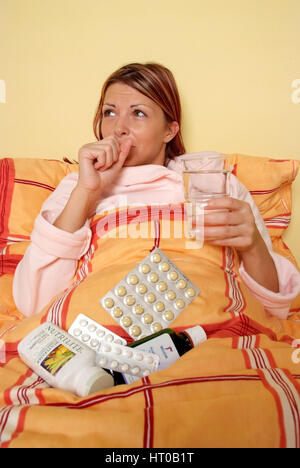 Grippekranke Frau im Bett - sick woman in bed