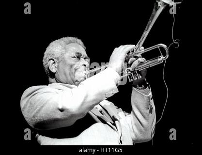 File:Dizzy Gillespie playing trumpet.jpg - Wikipedia