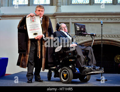 Professor Stephen Hawking receives the Honorary Freedom of the City of London, in recognition of his outstanding contribution to theoretical physics and cosmology, alongside the Chamberlain of London, Dr Peter Kane, at Guildhall in London. Stock Photo