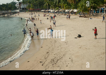 02.10.2016, Singapore, Republic of Singapore - Visitors at Siloso Beach on Sentosa Island. Stock Photo