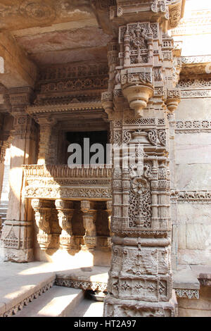 Intricate stone carving on a pillar, pilaster and entablature. Adalaj Stepwell, Ahmedabad, Gujarat, India Stock Photo