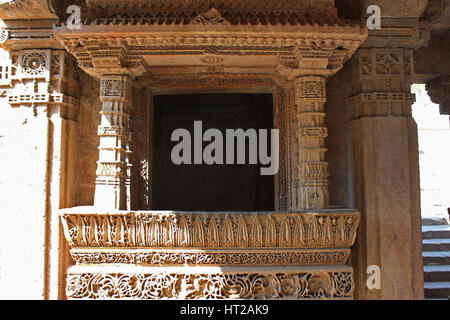 Close up of a balcony with intricate patterns engraved on the borders. Adalaj Stepwell, Ahmedabad, Gujarat, India Stock Photo