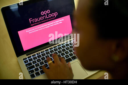 Berlin, Germany. 21st Feb, 2017. Nakeem Stefflbauer, the CEO of FrauenLoop, works on her laptop in Berlin, Germany, 21 February 2017. - ATTENTION EDITORS: FOR EDITORIAL USE ONLY - Photo: Britta Pedersen/dpa-Zentralbild/dpa/Alamy Live News Stock Photo