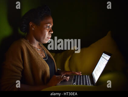 Berlin, Germany. 21st Feb, 2017. Nakeem Stefflbauer, the CEO of FrauenLoop, works on her laptop in Berlin, Germany, 21 February 2017. - ATTENTION EDITORS: FOR EDITORIAL USE ONLY - Photo: Britta Pedersen/dpa-Zentralbild/dpa/Alamy Live News Stock Photo