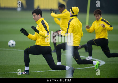 Dortmund, Germany. 7th Mar, 2017. Borussia Dortmund's Christian Pulisic trains on the training grounds in Dortmund, Germany, 7 March 2017. BVB will meet Benfica Lissabon in the second round second legs of the Champions League (8.03.). Photo: Bernd Thissen/dpa/Alamy Live News Stock Photo