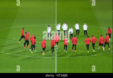 Dortmund, Germany. 7th Mar, 2017. Benfica's players in action during a training session at the Signal Iduna Park in Dortmund, Germany, 7 March 2017. Borussia Dortmund faces S.L. Benfica in the Champions League round of 32 soccer match on 8 March. Photo: Bernd Thissen/dpa/Alamy Live News Stock Photo