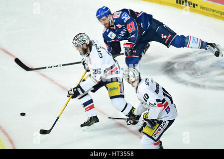 Mannheim, Germany. 7th Mar, 2017. Berlin's Florian Busch (l) and Mannheim's Thomas Larkin in action during the DEL ice hockey championship round of 16 match between Adler Mannheim and Eisbaeren Berlin at the SAP-Arena in Mannheim, Germany, 7 March 2017. Photo: Uwe Anspach/dpa/Alamy Live News Stock Photo