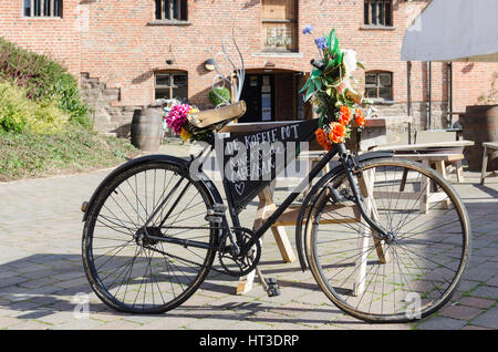 Vintage bicycle with sign for De Koffie Pot Riverside cafe and bar in Hereford Stock Photo