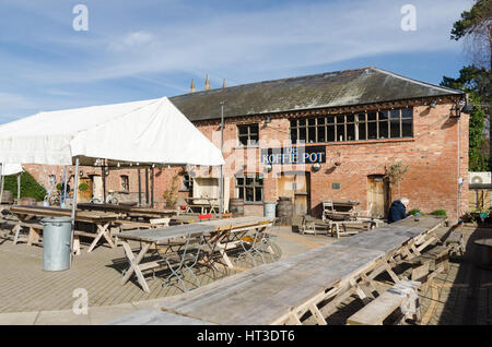 Courtyard at De Koffie Pot riverside cafe and bar in Hereford Stock Photo