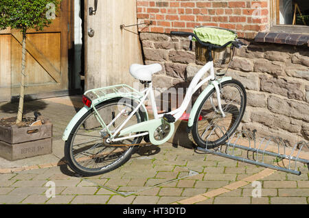 Vintage bicycle in the courtyard of De Koffie Pot riverside cafe in Hereford Stock Photo