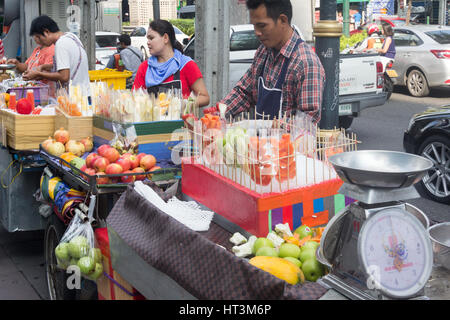 Street food vendors and customers on Sukhumvit road in Bangkok, Thailand Stock Photo