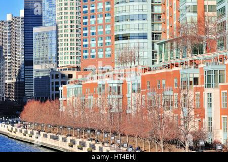 HIgh-rise condominiums and townhouse line the north shore of the Chicago River in Chicago's  River East neighborhood. Chicago, Illinois, USA. Stock Photo