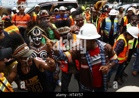 Central Jakarta, Indonesia. 07th Mar, 2017. Workers of PT Freeport Indonesia (PTFI), dancing and speeches by wearing work uniforms and their traditional clothes, during a peaceful protest in front of the Ministry of Energy and Mineral Resources. They demanded that the Indonesian government to immediately resolve polemic with PT Freeport Indonesia, so they will get clarity the fate of those who are now in danger of losing their jobs. Credit: Giuseppe Ciccia/Pacific Press/Alamy Live News Stock Photo