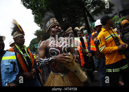 Central Jakarta, Indonesia. 07th Mar, 2017. Workers of PT Freeport Indonesia (PTFI), dancing and speeches by wearing work uniforms and their traditional clothes, during a peaceful protest in front of the Ministry of Energy and Mineral Resources. They demanded that the Indonesian government to immediately resolve polemic with PT Freeport Indonesia, so they will get clarity the fate of those who are now in danger of losing their jobs. Credit: Giuseppe Ciccia/Pacific Press/Alamy Live News Stock Photo