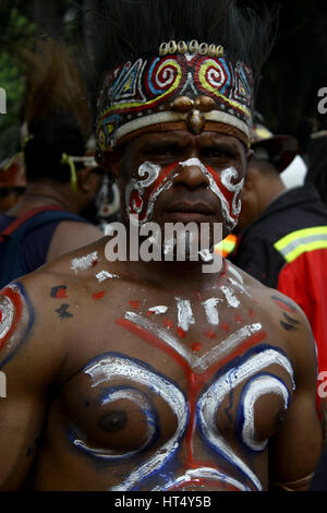 Central Jakarta, Indonesia. 07th Mar, 2017. Workers of PT Freeport Indonesia (PTFI), dancing and speeches by wearing work uniforms and their traditional clothes, during a peaceful protest in front of the Ministry of Energy and Mineral Resources. They demanded that the Indonesian government to immediately resolve polemic with PT Freeport Indonesia, so they will get clarity the fate of those who are now in danger of losing their jobs. Credit: Giuseppe Ciccia/Pacific Press/Alamy Live News Stock Photo