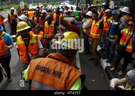 Central Jakarta, Indonesia. 07th Mar, 2017. Workers of PT Freeport Indonesia (PTFI), dancing and speeches by wearing work uniforms and their traditional clothes, during a peaceful protest in front of the Ministry of Energy and Mineral Resources. They demanded that the Indonesian government to immediately resolve polemic with PT Freeport Indonesia, so they will get clarity the fate of those who are now in danger of losing their jobs. Credit: Giuseppe Ciccia/Pacific Press/Alamy Live News Stock Photo