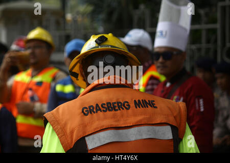 Central Jakarta, Indonesia. 07th Mar, 2017. Workers of PT Freeport Indonesia (PTFI), dancing and speeches by wearing work uniforms and their traditional clothes, during a peaceful protest in front of the Ministry of Energy and Mineral Resources. They demanded that the Indonesian government to immediately resolve polemic with PT Freeport Indonesia, so they will get clarity the fate of those who are now in danger of losing their jobs. Credit: Giuseppe Ciccia/Pacific Press/Alamy Live News Stock Photo