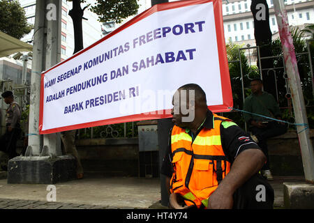 Central Jakarta, Indonesia. 07th Mar, 2017. Workers of PT Freeport Indonesia (PTFI), dancing and speeches by wearing work uniforms and their traditional clothes, during a peaceful protest in front of the Ministry of Energy and Mineral Resources. They demanded that the Indonesian government to immediately resolve polemic with PT Freeport Indonesia, so they will get clarity the fate of those who are now in danger of losing their jobs. Credit: Giuseppe Ciccia/Pacific Press/Alamy Live News Stock Photo