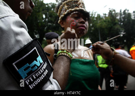 Central Jakarta, Indonesia. 07th Mar, 2017. Workers of PT Freeport Indonesia (PTFI), dancing and speeches by wearing work uniforms and their traditional clothes, during a peaceful protest in front of the Ministry of Energy and Mineral Resources. They demanded that the Indonesian government to immediately resolve polemic with PT Freeport Indonesia, so they will get clarity the fate of those who are now in danger of losing their jobs. Credit: Giuseppe Ciccia/Pacific Press/Alamy Live News Stock Photo