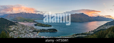 View of Lake Wakatipu and Queenstown at sunset, Ben Lomond Scenic Reserve, mountain chain The Remarkables, Otago, Southland Stock Photo
