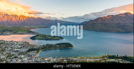 View of Lake Wakatipu and Queenstown at sunset, Ben Lomond Scenic Reserve, Berkgette The Remarkables, Otago, Southland Stock Photo