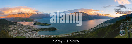 View of Lake Wakatipu and Queenstown at sunset, Ben Lomond Scenic Reserve, mountain chain The Remarkables, Otago, Southland Stock Photo