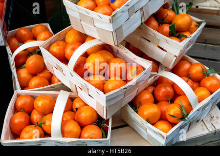 Oranges in wooden basket on display at Borough Market in London Stock Photo