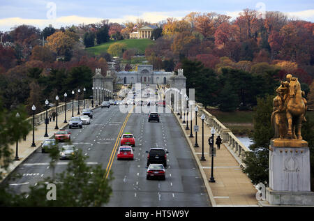 Arlington Memorial Bridge over Potomac River with Arlington House at Arlington National Cemetery in the background.Washington DC,Virginia,USA Stock Photo
