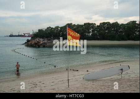 17.01.2017, Singapore, Republic of Singapore, Asia - People are seen bathing at Siloso Beach on Sentosa Island. Stock Photo
