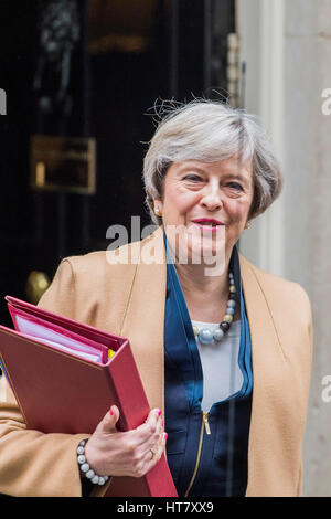 London, UK. 8th March 2017. Prime Minsiter, Theresa may leaves Number 10 Downing Street -Budget day in Westminster - London 08 Mar 2017. Credit: Guy Bell/Alamy Live News Stock Photo