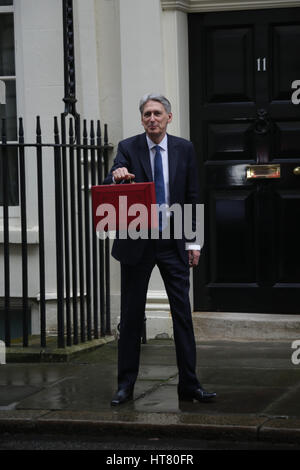 London, UK. 8th March 2017. Chancellor of the Exchequor Philip Hammond holding his red Ministerial box outside 11 Downing Street, in London, before heading to the House of Commons to deliver his budget. Photo date: Wednesday, March 8, 2017. Photo credit should read: Roger Garfield/Alamy Live News Stock Photo