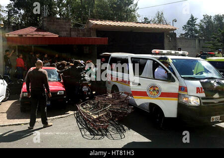 San Jose Pinula, Guatemala. 8th March 2017. Firefighters, rescue workers and residents gather outside the Virgen de Asuncion home in San Jose Pinula, near Guatemala City, Guatemala, on March 8, 2017. According to a spokesman for firefighters, at least 19 people were killed in a fire on Wednesday in a Guatemalan juvenile center. (Xinhua/Gonzalo Perez) Credit: Xinhua/Alamy Live News Stock Photo