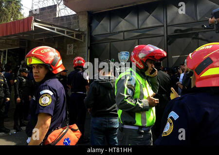 San Jose Pinula, Guatemala. 8th March 2017. Firefighters and rescue workers gather outside the Virgen de Asuncion home in San Jose Pinula, near Guatemala City, Guatemala, on March 8, 2017. According to a spokesman for firefighters, at least 19 people were killed in a fire on Wednesday in a Guatemalan juvenile center. (Xinhua/Gonzalo Perez) Credit: Xinhua/Alamy Live News Stock Photo