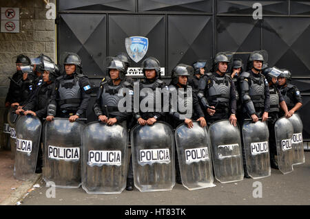 San Jose Pinula, Guatemala. 8th March 2017. Riot police stand guard at the scene of a fire in San Jose Pinula, near Guatemala City, Guatemala, on March 8, 2017. According to a spokesman for firefighters, at least 19 people were killed in a fire on Wednesday in a Guatemalan juvenile center. (Xinhua/Gonzalo Perez) Credit: Xinhua/Alamy Live News Stock Photo