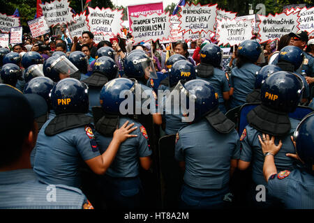 Manila, Philippines. 08th Mar, 2017. Women rights group Gabriela, lead a march to the U.S. embassy in Manila, noon Wednesday in observation of International Women's Day. Credit: J Gerard Seguia/Pacific Press/Alamy Live News Stock Photo