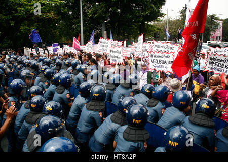 Manila, Philippines. 08th Mar, 2017. Women rights group Gabriela, lead a march to the U.S. embassy in Manila, noon Wednesday in observation of International Women's Day. Credit: J Gerard Seguia/Pacific Press/Alamy Live News Stock Photo